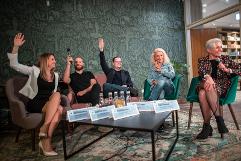 Dr. Veszelszki Ágnes, az NMHH Médiatudományi Intézet kutatásvezető-helyettese, Vizi Gergely, senior paid social media szakértő,dr. Papp János Tamás, az NMHH jogi szakértő, dr. Hevesi Krisztina, az ELTE PPK Pszichológiai Intézetének egyetemi adjunktusa és prof. dr. Aczél Petra, az NMHH Médiatudományi Intézet kutatásvezetője