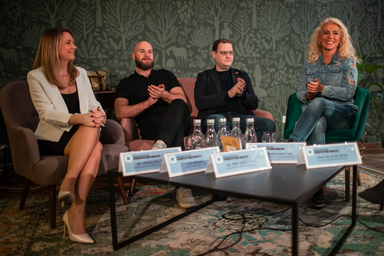 Dr. Veszelszki Ágnes, az NMHH Médiatudományi Intézet kutatásvezető-helyettese, Vizi Gergely, senior paid social media szakértő,dr. Papp János Tamás, az NMHH jogi szakértő, dr. Hevesi Krisztina, az ELTE PPK Pszichológiai Intézetének egyetemi adjunktusa